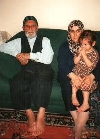 Fotoğraflardaki yaşlıların elleri niçin dizlerinde