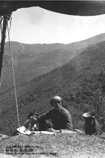 Acılı ve yanık seslenmek ister yüreğinin derinliğinden