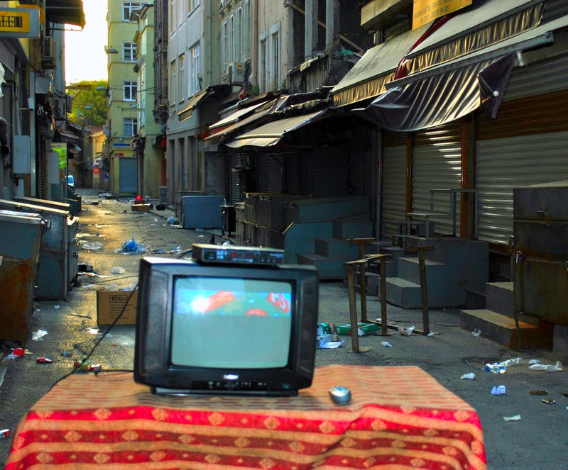 insan, kendi sesini, dâima, başkalarından önce işitir