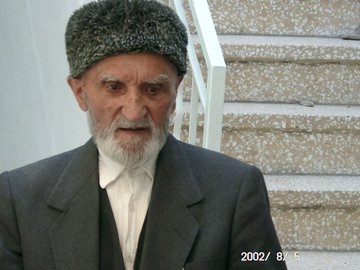 Seni dünya üzerinde tek başına yankılanan boş bir ev gibi bırakıp gittiğimi unutmadım.