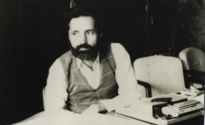 Yazdığım bütün şiirleri benden çalmışlar gibi özlüyorum
