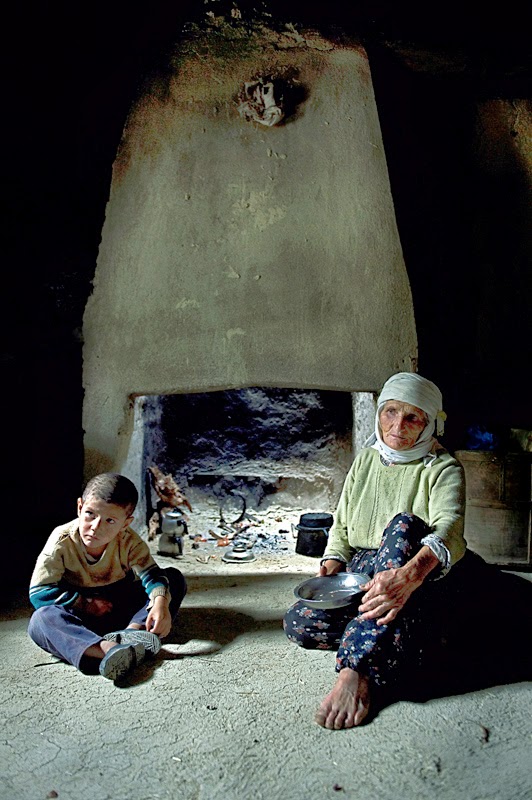 ellerine şeker yerine şiir tutuşturulmuş bir çocuksun