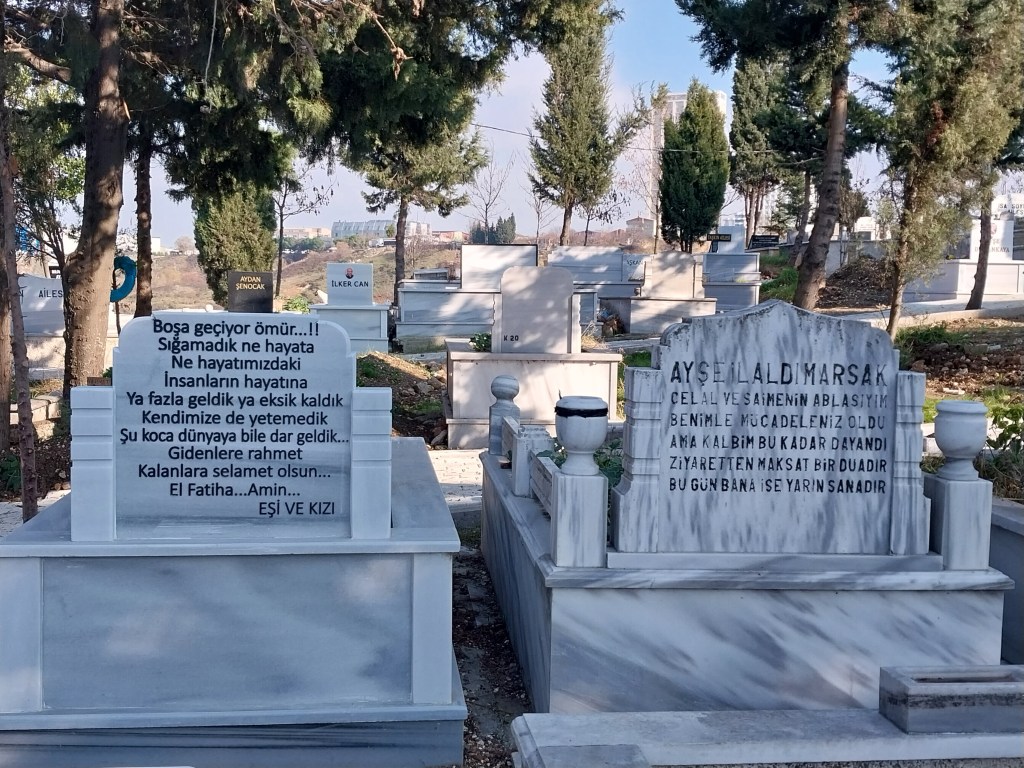 Mezartaşı Yazıları; Dünyaya ve Dünyada Kalanlara İki Çift Laf
