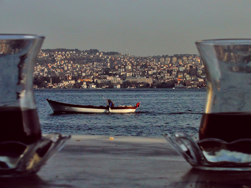 Bir Çay Bahçesinde