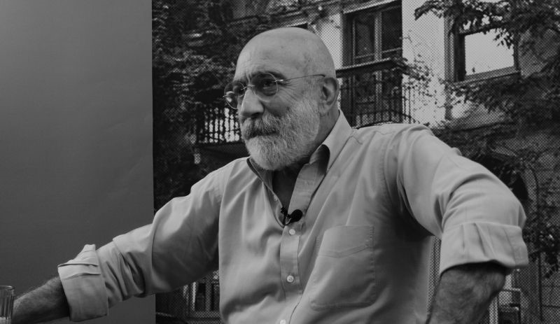 Hep gözümün kenarıyla onlara bakıyorum bana bakıyorlar mı diye.