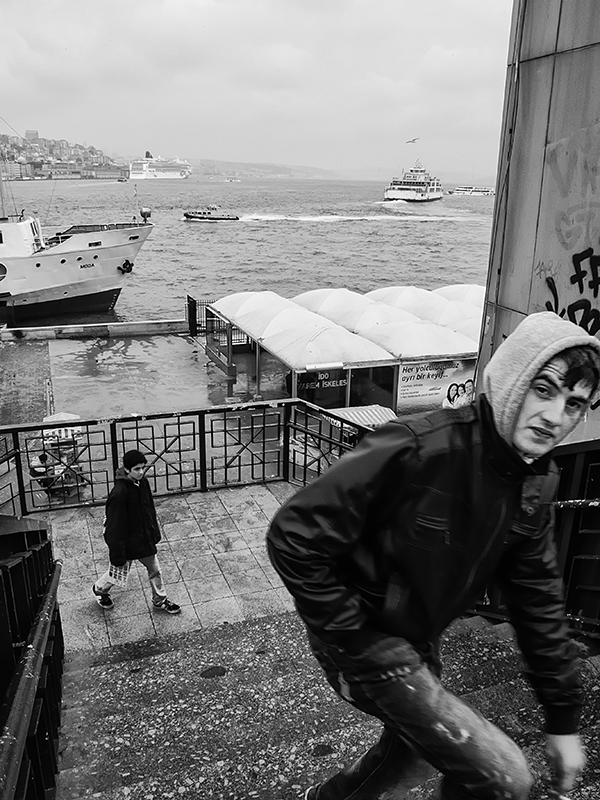 Yüzü çevrilmiş olmaya yakın zannedilen ilgisiz ama kendince bırakılmış sözlere uzak cesaretinde son bakış