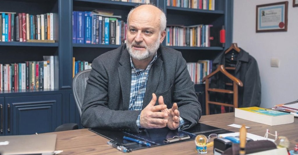 Hüzün insana bu dünyanın yerleşebileceği bir yer olmadığını ve faniliğini fısıldar.