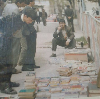 kitap satın almak kitapçılarla yazarların karınlarını doyurmalarını sağlamakla kalmaz...