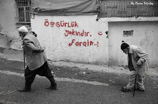 Neden yaşlılığımda beni çaresiz bırakıyorsun?!