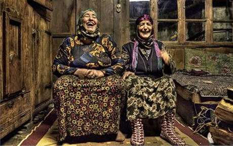 Felaketlere Gülecek Kadar