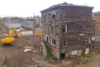 Evlerle İlgili Üç Şiir