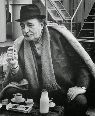 Gerçek sahaf odur. Kitabın fiyatı değil adamın fiyatı var orada