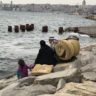 Çoğumuzda göçmen meseleleri karşısında rahatı kaçırılmış bir insan hali var.