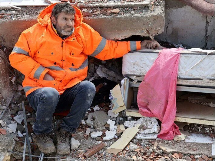 İnsan ne olmak ister?Hiç kepçe olmak ister mi?Şu an olsam keşke.Tek tek enkazların üzerini açsam